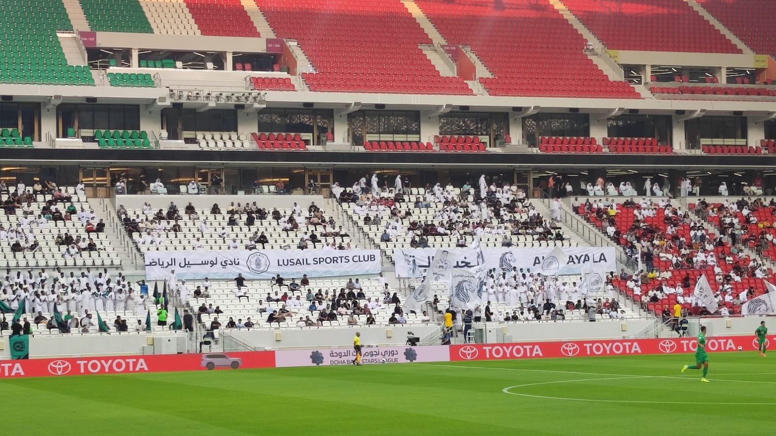 LED perimetrali dello stadio Ahmad Bin Ali Stadium con creatività Toyota, tribuna principale sullo sfondo
