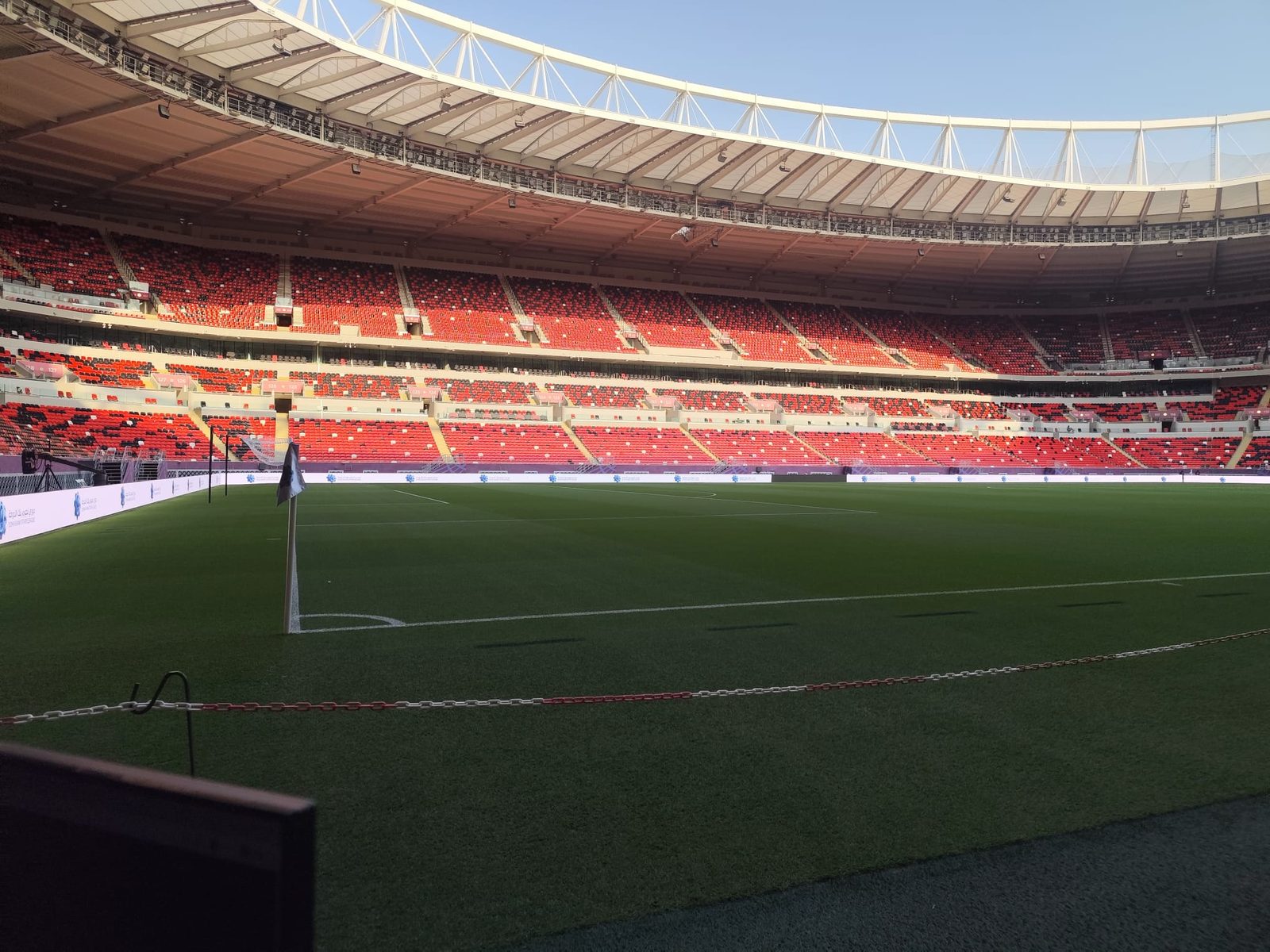 Catino dello stadio Ahmad Bin Ali Stadium dal livello del campo prima del calcio d’inizio