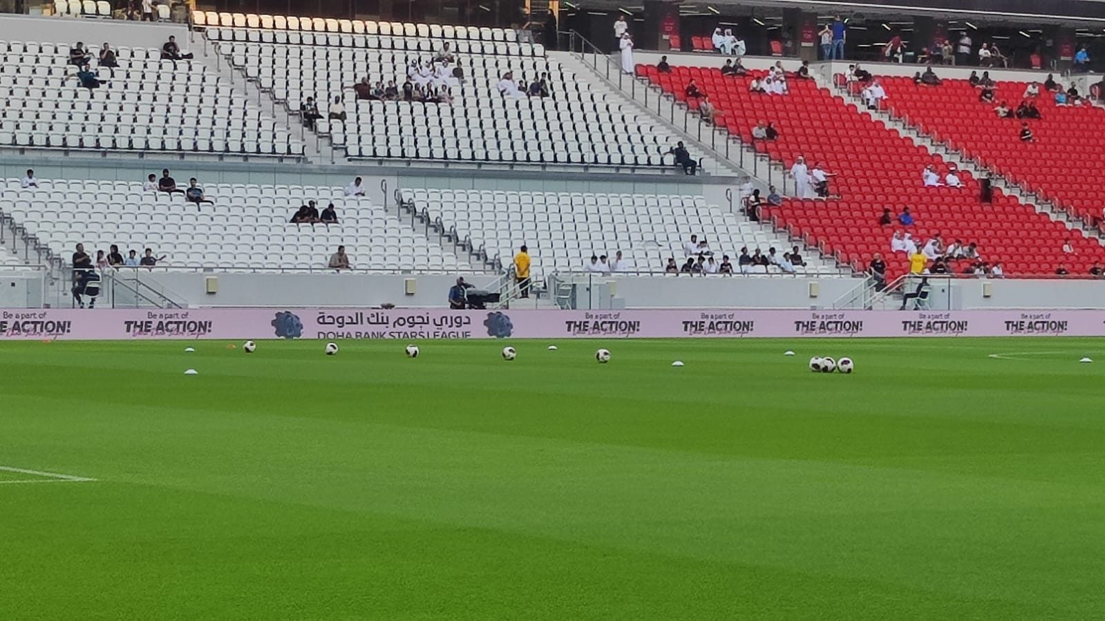 Creatività Doha Bank Stars League sui LED perimetrali dello stadio Ahmad Bin Ali Stadium